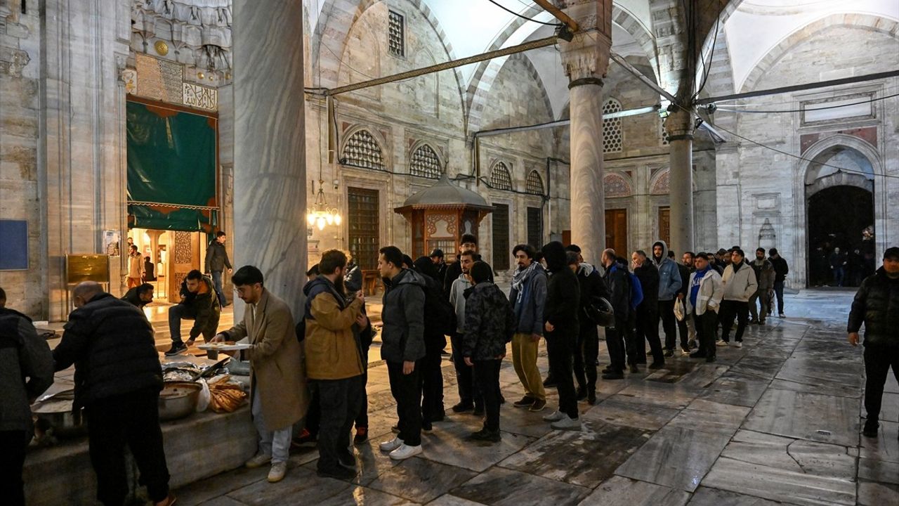 Şehzadebaşı Camisi'nde Nöbet Tutuldu