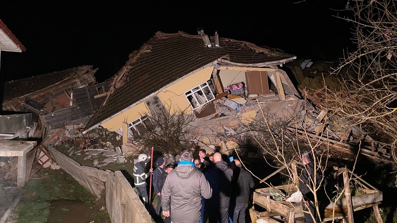 Sinop'ta Heyelan Faciası: 3 Ev Yıkıldı, 2 Yaralı