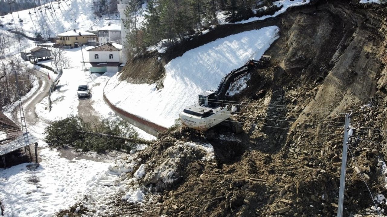 Sinop'ta Heyelan Sonrası Kapanan Köy Yolu Yeniden Ulaşıma Açıldı