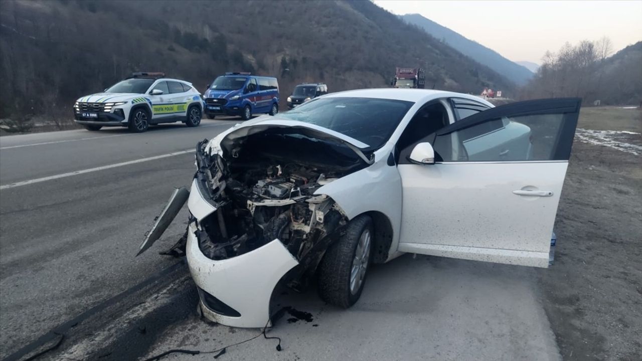 Sinop'ta Trafik Kazası: 5 Yaralı