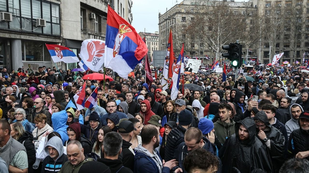 Sırbistan'da Tarihi Öğrenci Gösterisi: On Binlerce Kişi İsyan Etti