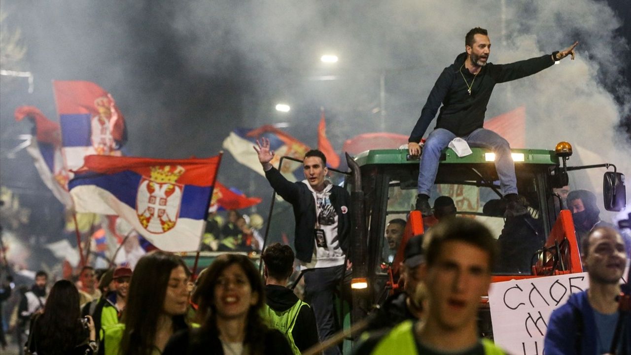 Sırbistan Öğrencileri, Hükümete Tepkilerini Belgrad'da Gösterdi