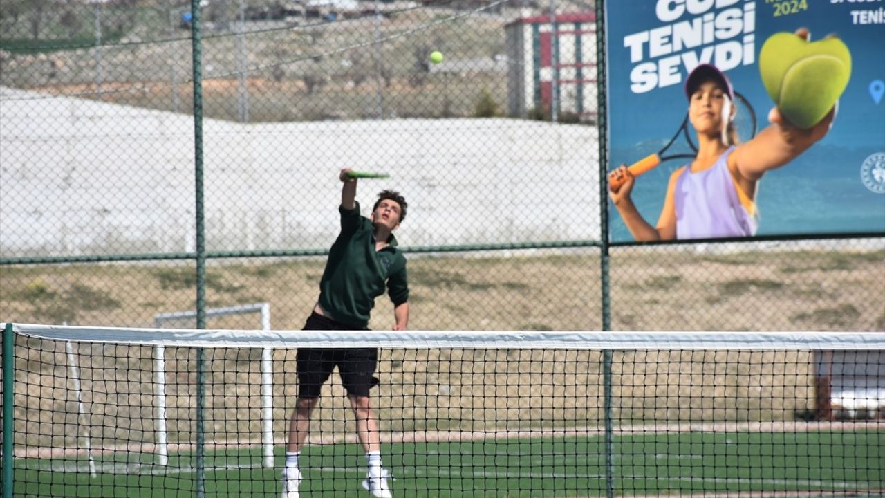 Şırnak'ta Tenis Heyecanı: Gençler Bölge Birinciliği Müsabakaları Başladı