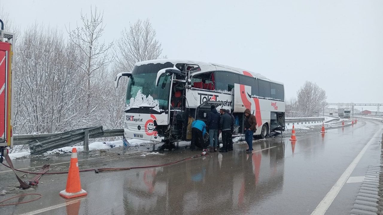 Sivas'ta İki Yolcu Otobüsü Çarpıştı, Altı Yaralı