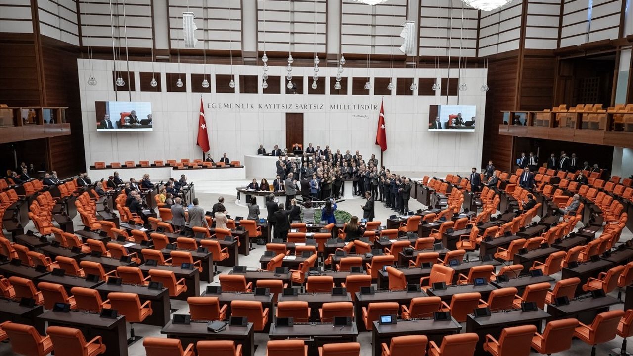 TBMM Genel Kurulu'nda CHP Milletvekillerinin Kürsü İşgali Nedeniyle Toplantı Sona Erdi