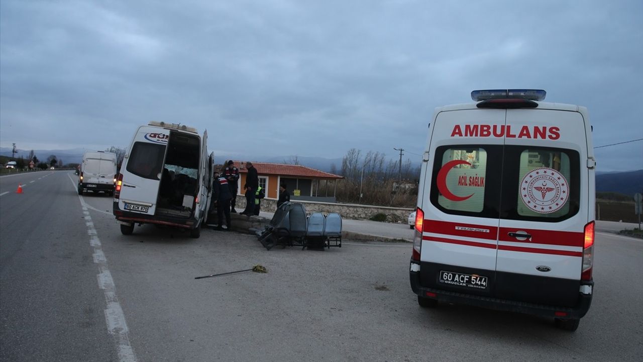 Tokat'ta İşçi Servisi İstinat Duvarına Çarptı: 21 Yaralı