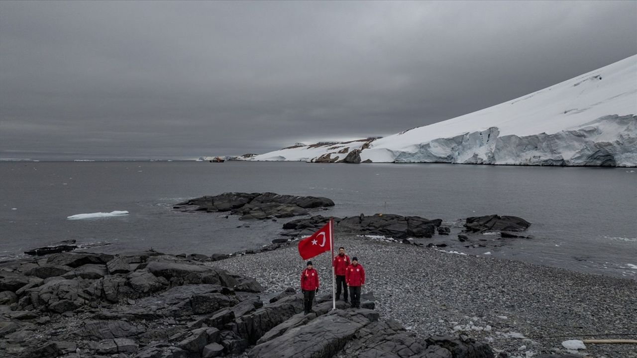 Türk Haritacılar Antarktika'da Piri Reis'in İzinde