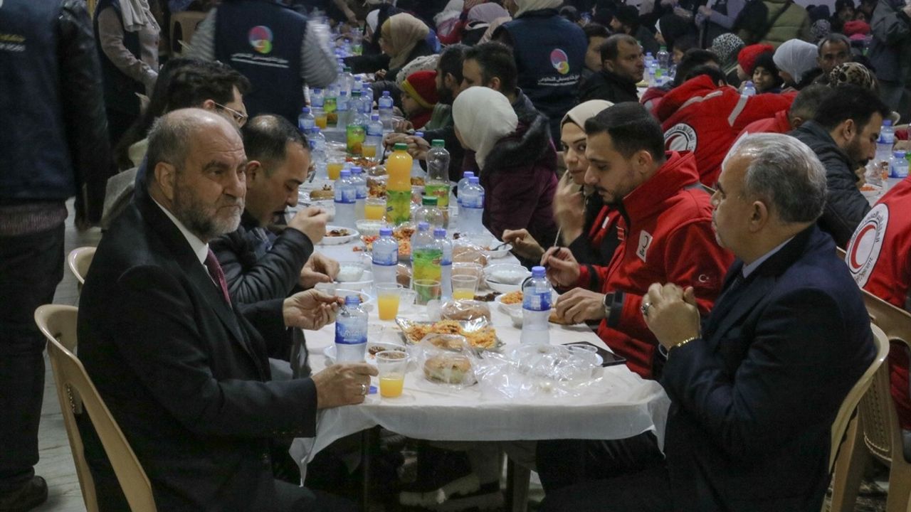 Türk Kızılay, Şam'da İhtiyaç Sahipleri için Toplu İftar Düzenledi