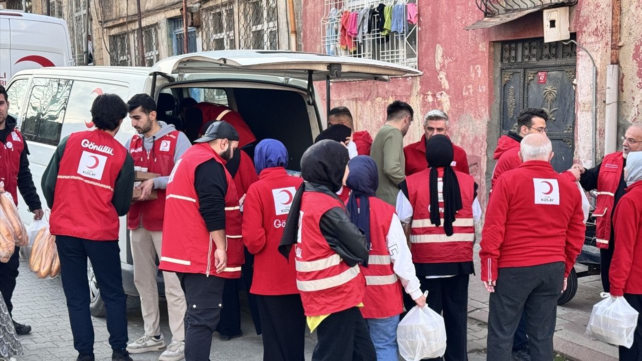 Türk Kızılay Siirt'te İhtiyaç Sahiplerine İftar Yardımı Yapıyor