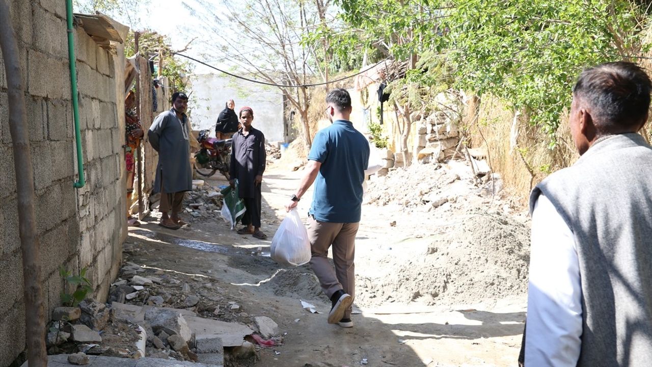 Türk Öğrencilerden Pakistan'da Ramazan Yardımı