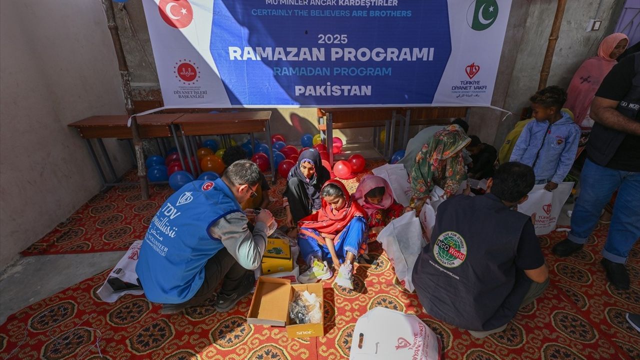 Türkiye Diyanet Vakfı'ndan Pakistanlı Çocuklara Ramazan Bayramı Hediyeleri