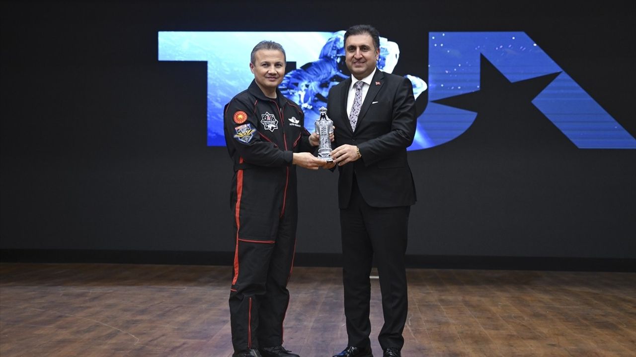 Türkiye'nin İlk Astronotu Alper Gezeravcı İstanbul'da Öğrencilerle Buluştu