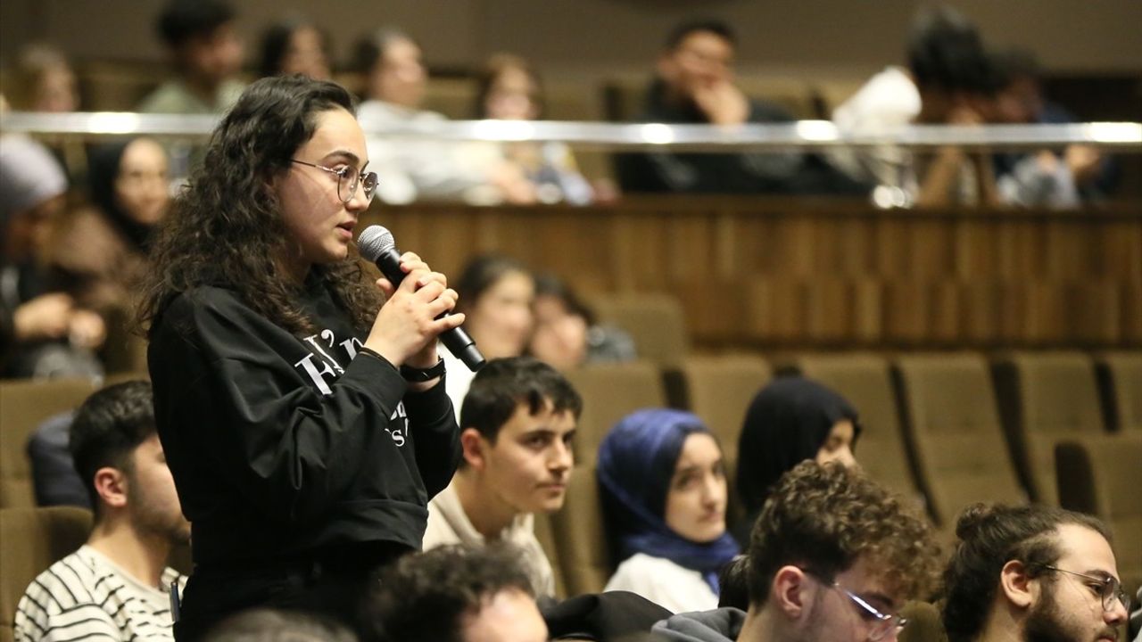 Türkiye'nin İlk Astronotu Gezeravcı, Gaziantep'te Öğrencilerle Buluştu