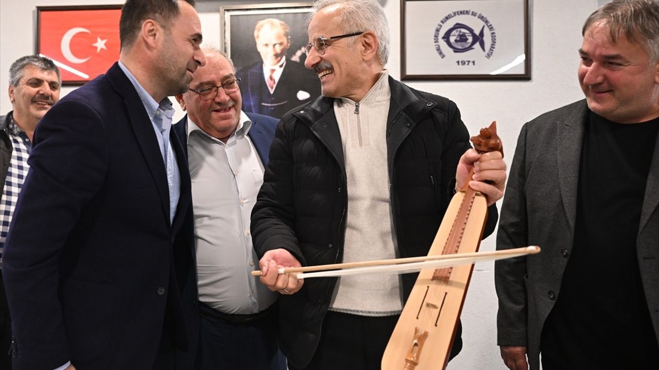 Ulaştırma ve Altyapı Bakanı Uraloğlu, Balıkçılarla İftarda Buluştu