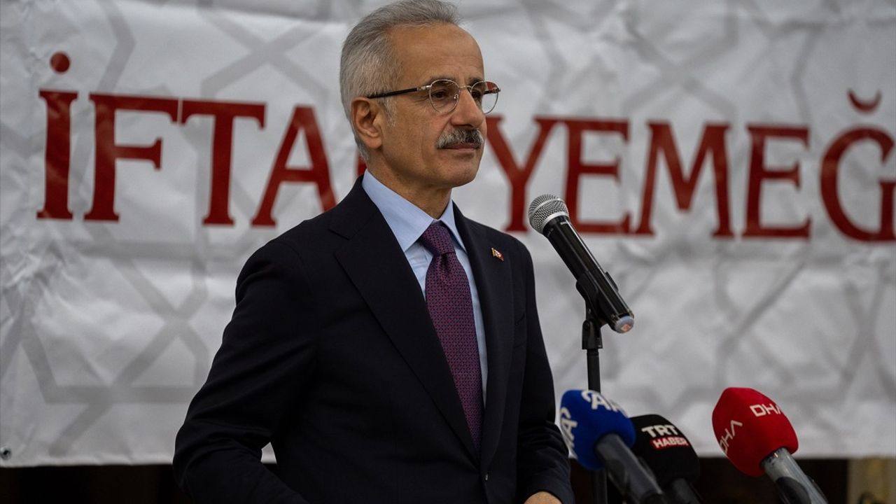 Ulaştırma ve Altyapı Bakanı Uraloğlu'ndan Trabzon'a Raylı Sistem Müjdesi