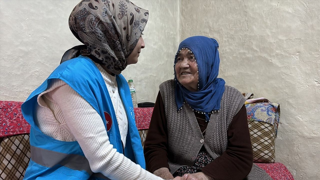 Üniversiteli Gençler, Yaşlılara Ramazan Coşkusu Yaşatıyor