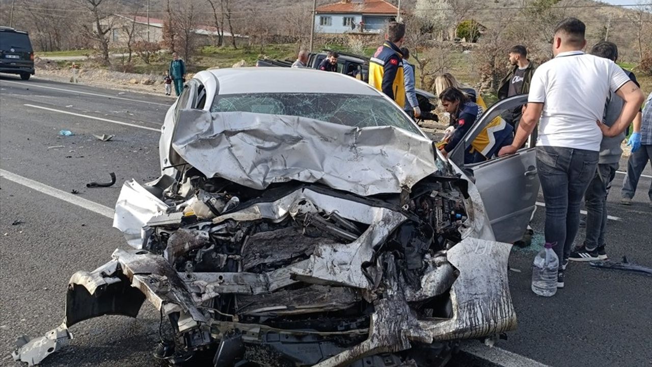 Uşak'ta Trafik Kazası: 1 Ölü, 2 Yaralı