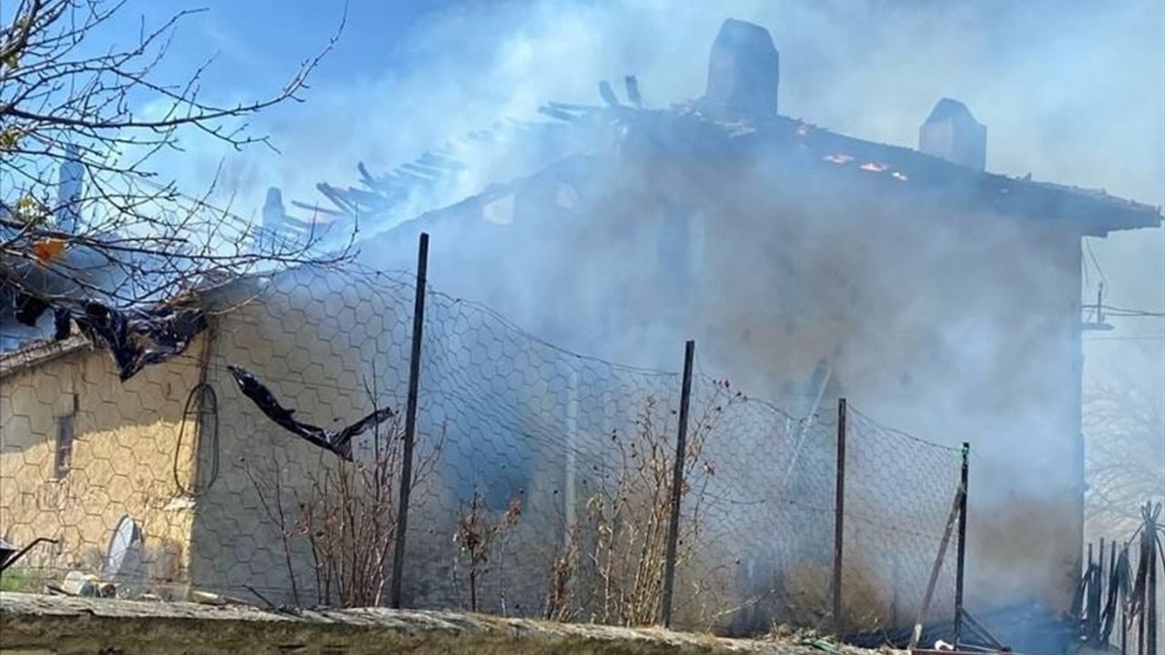 Uşak'ta Yangın: 3 Ev Zarar Gördü