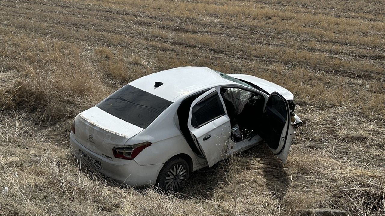 Van'da İki Otomobilin Çarpışması Sonucu 6 Kişi Yaralandı