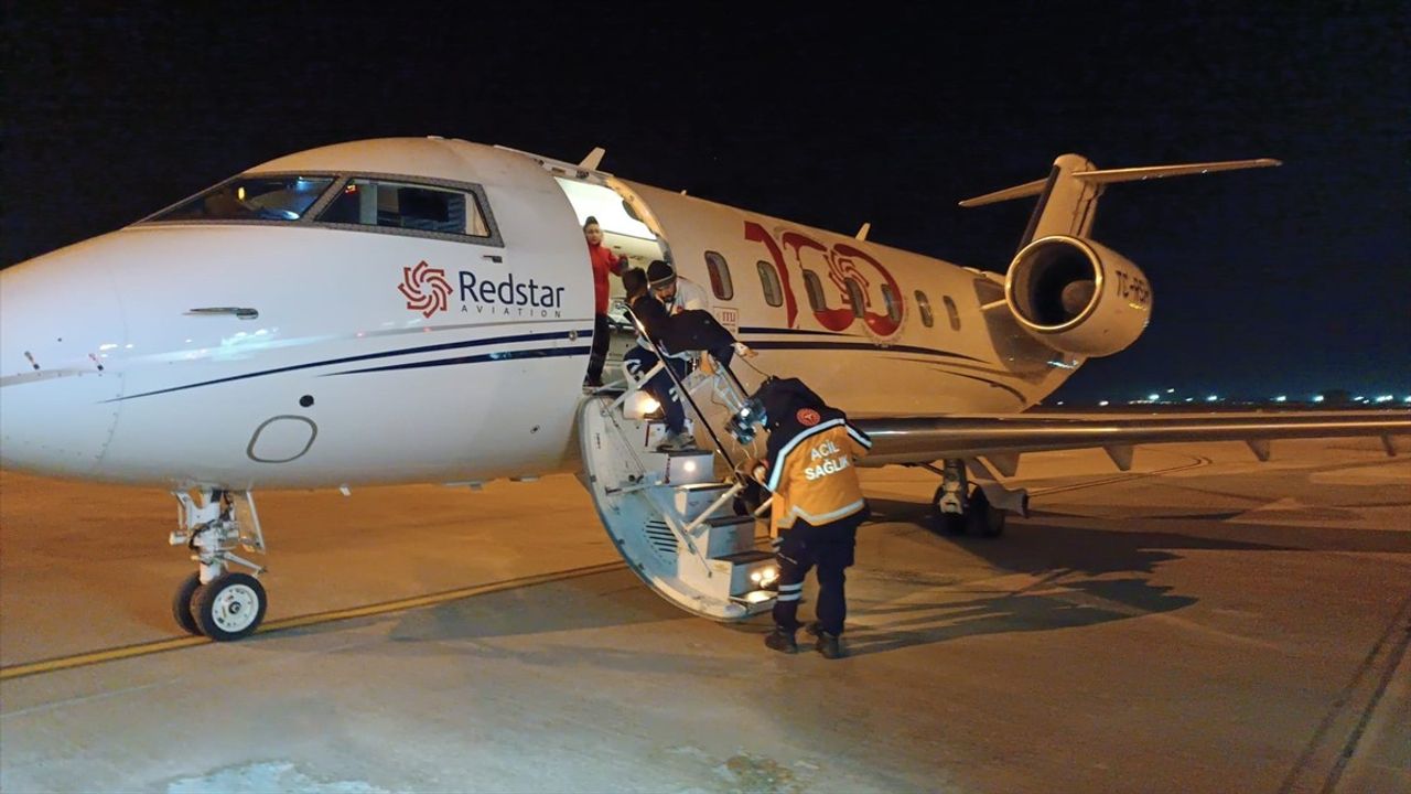 Van'dan İstanbul'a Ambulans Uçakla Sevk Edilen Bebek