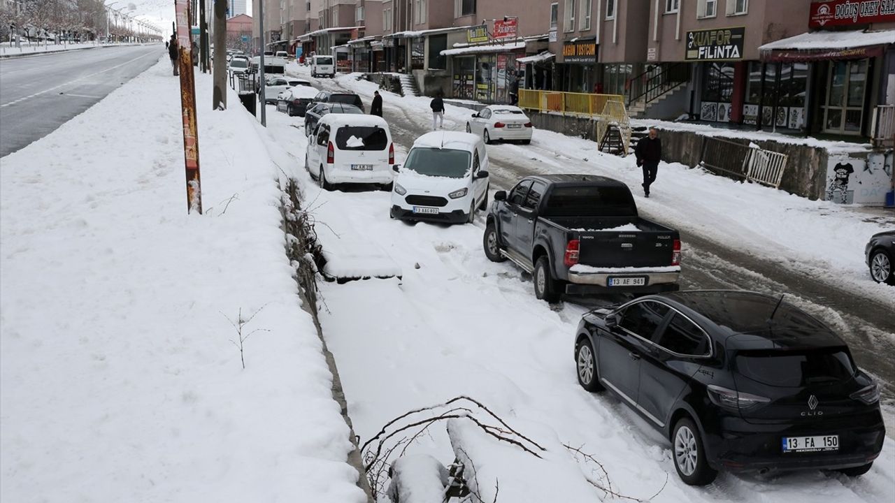 Van ve Bitlis'te 107 Yerleşim Yerine Ulaşım Kapandı