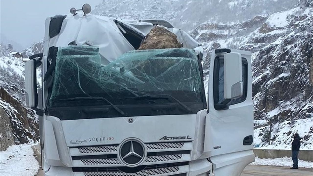 Yamaçtan Düşen Kaya Parçası Tırı Vurdu: Sürücü Yaralandı