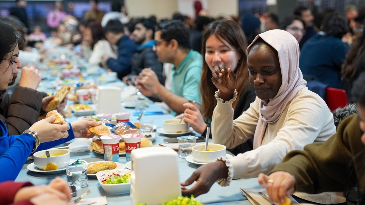 YTB'nin İstanbul'daki İftar Programında Uluslararası Öğrenciler Buluştu