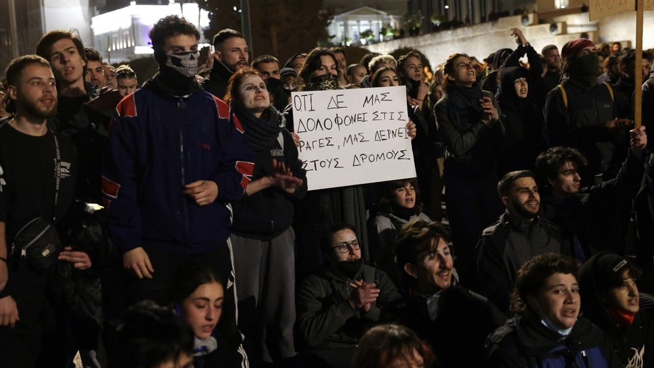 Yunanistan'da Tren Kazasına Tepki Gösterisi