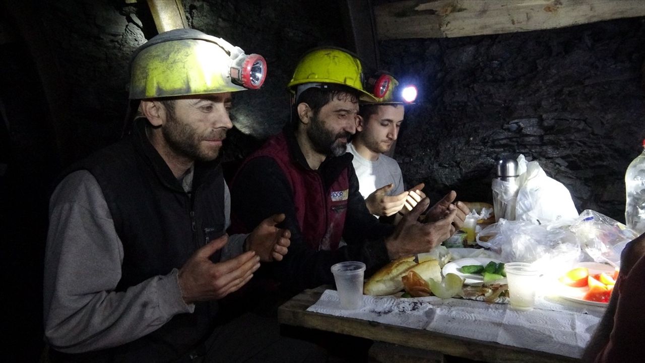 Zonguldak'ın Maden İşçileri Yer Altında Sahurda Bir Araya Geldi