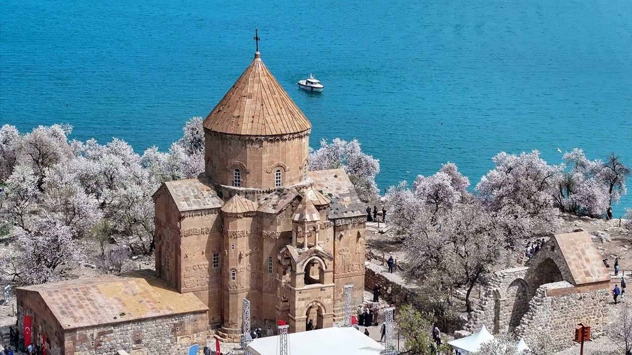 3. Akdamar Adası Badem Çiçeği Festivali Başladı