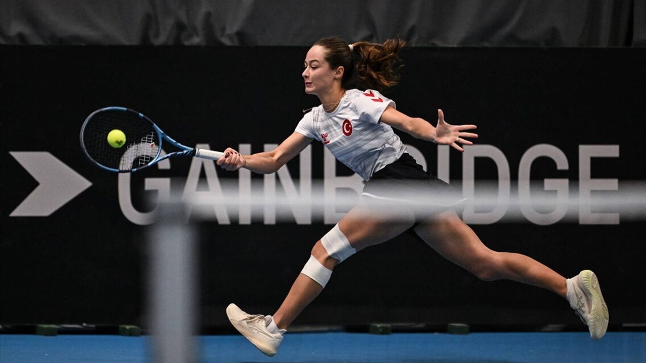 A Milli Kadın Tenis Takımı'ndan Tarihi Başarı: Billie Jean King Kupası'nda Macaristan'ı Yenerek Play-Off'lara Yükseldi