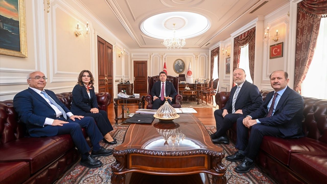 Adalet Bakanı Yılmaz Tunç, DEM Parti Heyetini Ağırladı