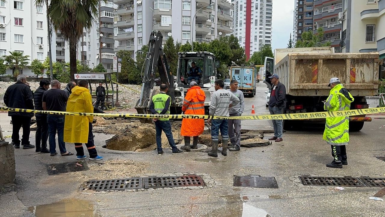 Adana'da Sağanak Nedeniyle Yol Çöktü, Bir Araç Zarar Gördü