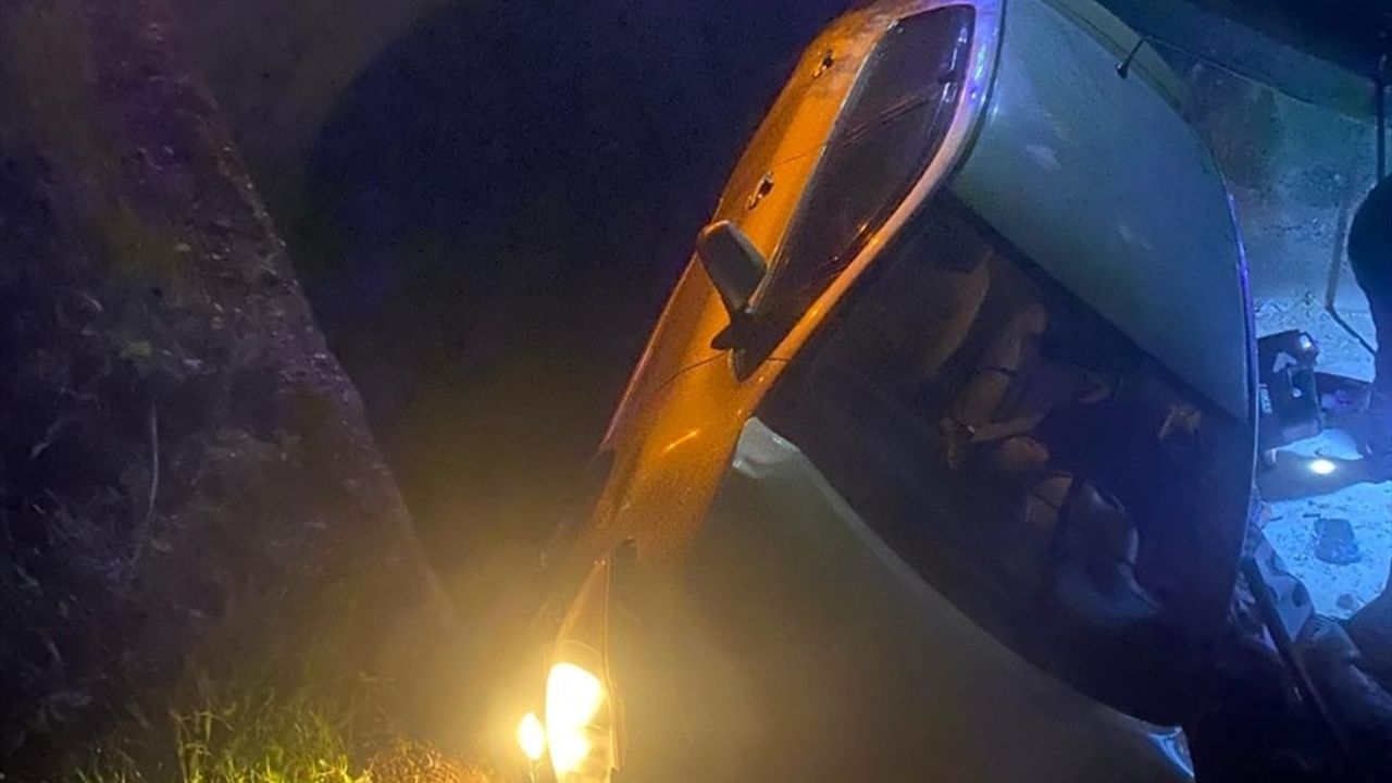 Adana'da Şarampole Devrilen Otomobilde İki Yaralı