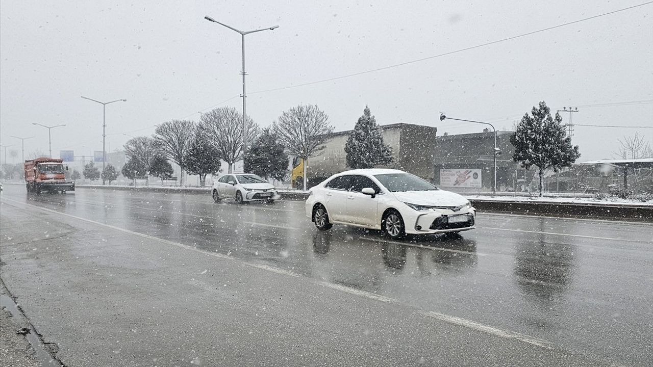 Afyonkarahisar’da Kar Yağışı Etkili Oluyor