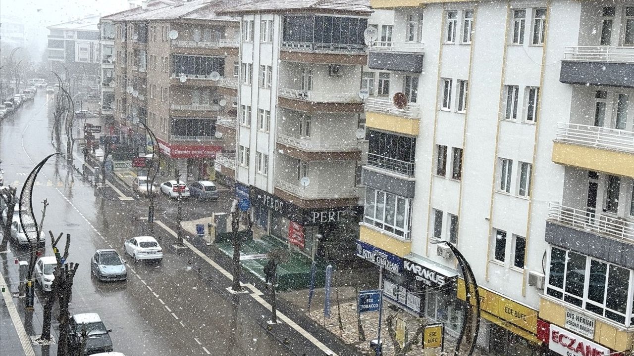 Aksaray'da Kar Yağışı Etkili Olmayı Sürdürüyor
