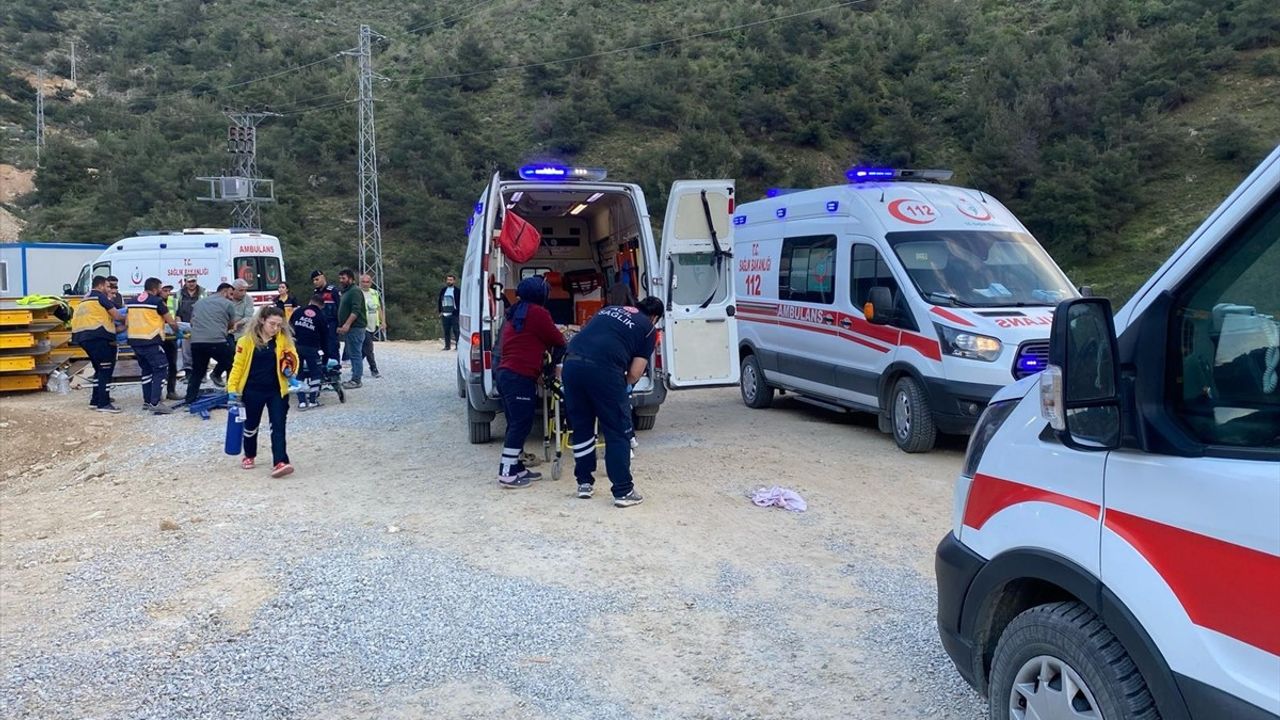 Alaşehir'de Viyadük İnşaatında Çökme: 9 İşçi Yaralandı