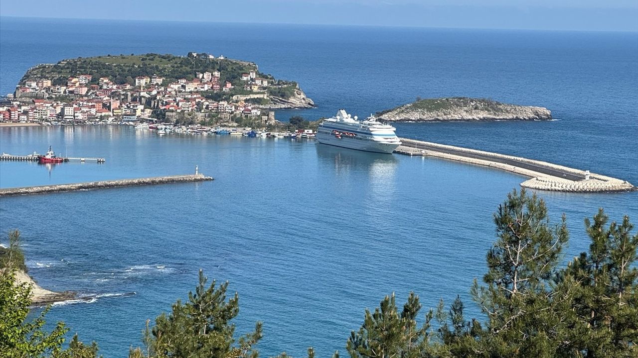 Amasra'ya Gelen Kruvaziyer Turistleri Karşıladı