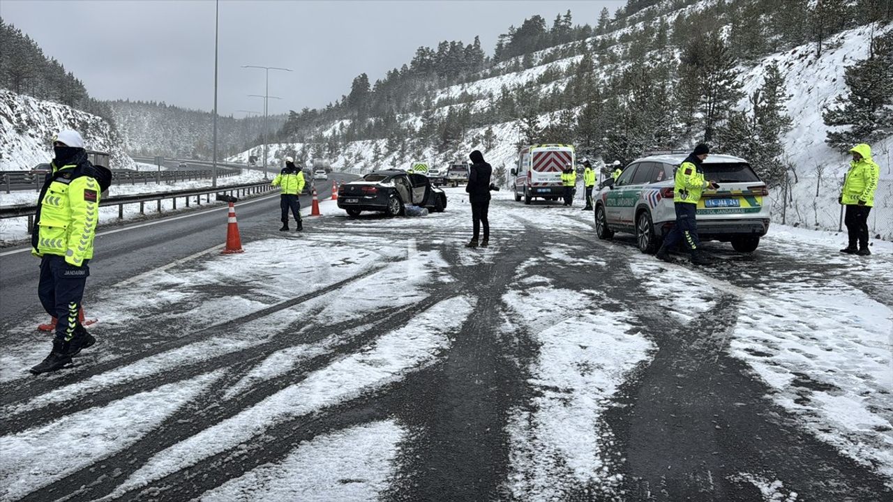 Anadolu Otoyolu'nda Trafik Kazası: 1 Polis ve 1 Sürücü Hayatını Kaybetti