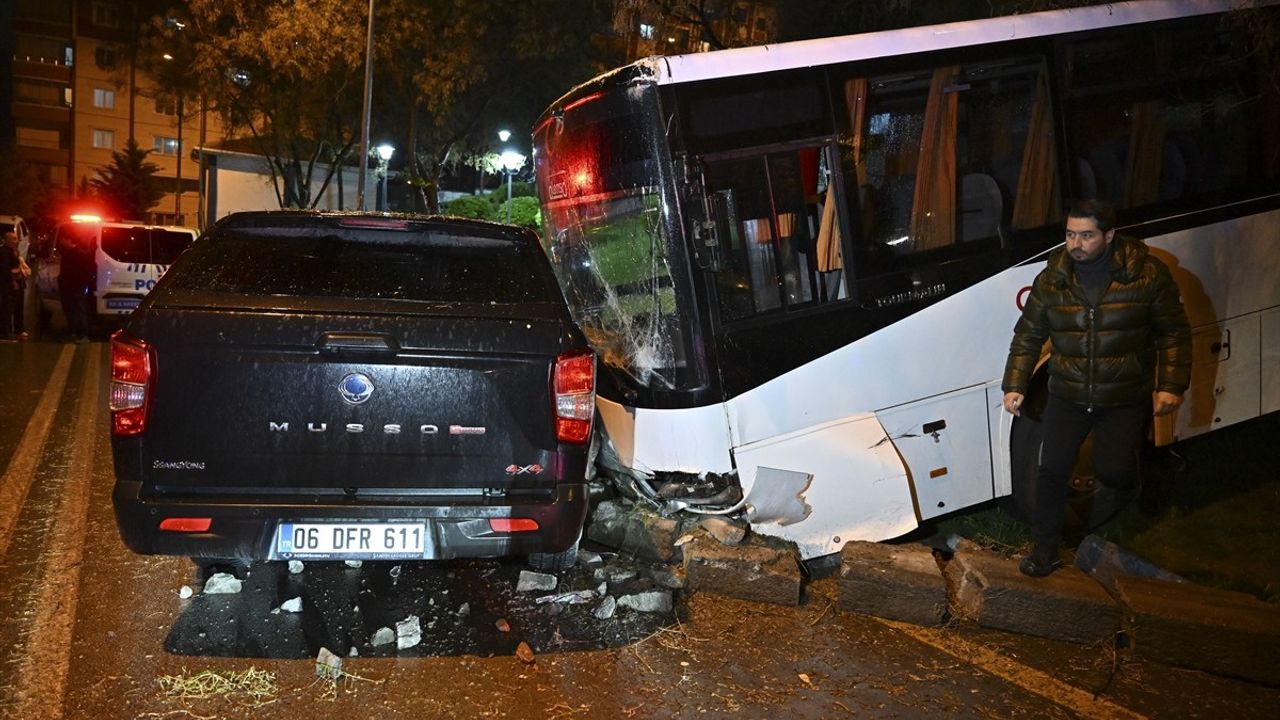 Ankara'da Freni Boşalan İşçi Servisi Park Halindeki Araçlara Çarptı