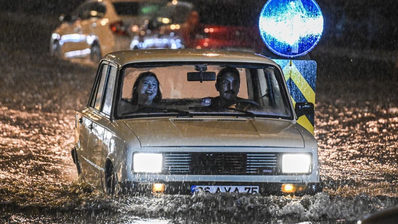 Ankara'da Gök Gürültülü Sağanak ve Dolu Etkisini Gösterdi