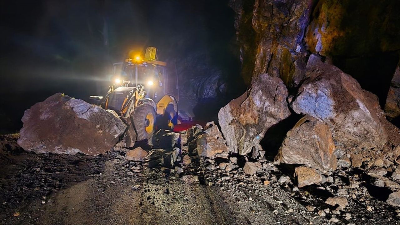 Antalya'da Heyelan Sonrası Taşatan Yolu Yeniden Ulaşıma Açıldı