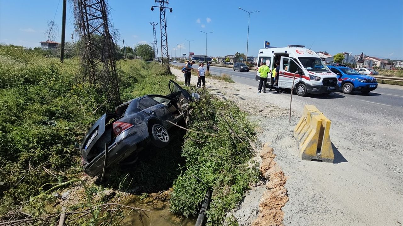 Antalya'da Otomobilin Kanala Devrilmesi Sonucu İki Yaralı