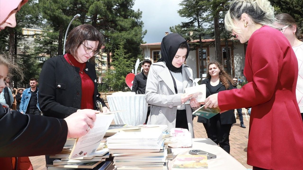 Antalya'da Sessiz Kitap Okuma Etkinliği