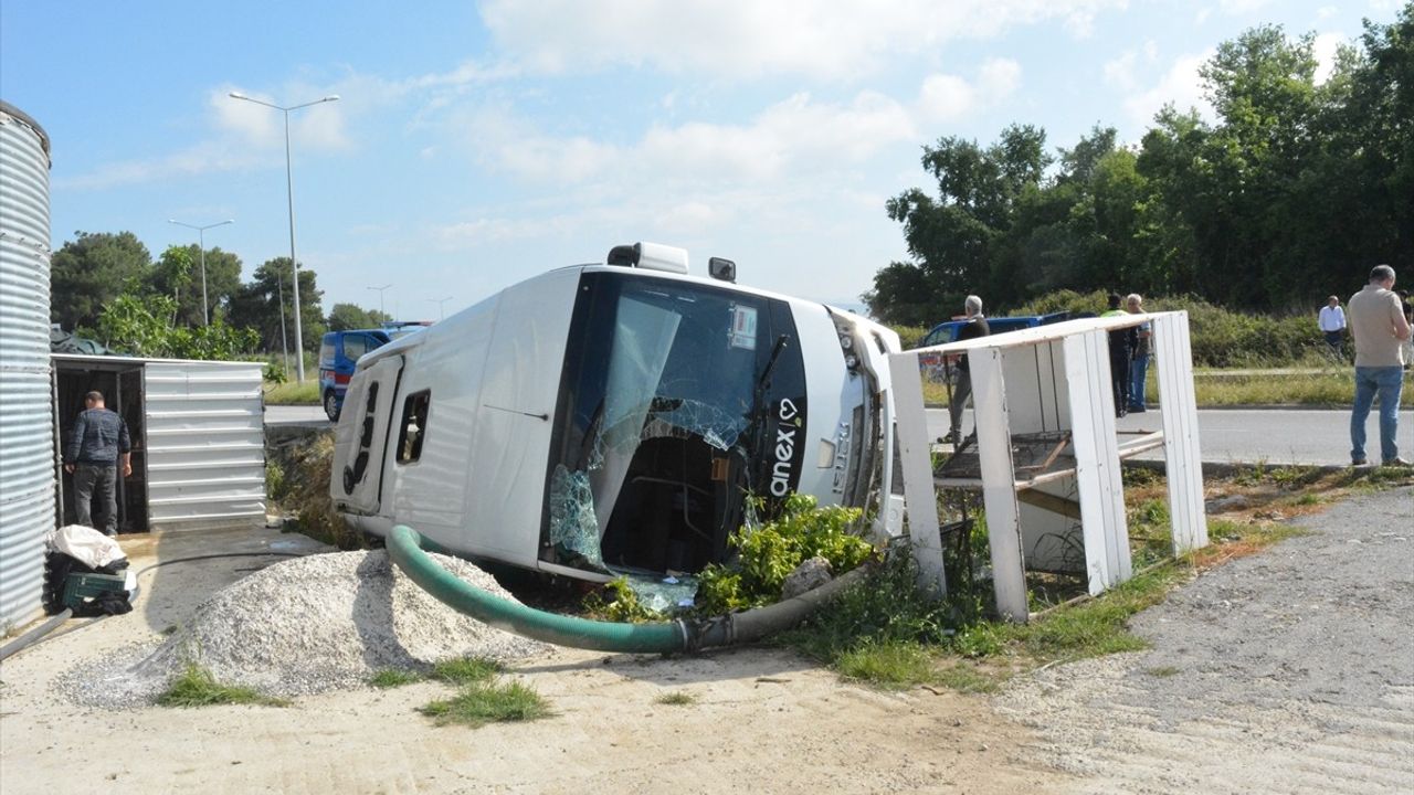 Antalya'da Tur Midibüsü Devrildi: 19 Yaralı