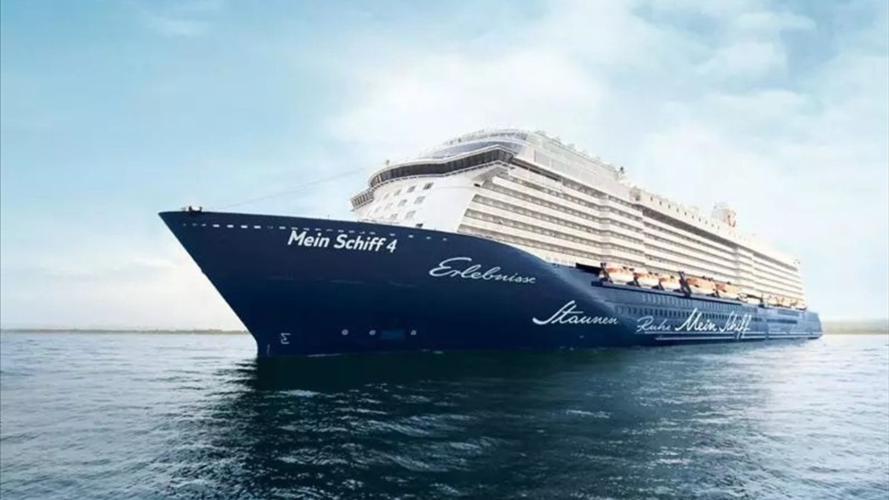 Antalya'ya Gelen Malta Bayraklı Kruvaziyer: Mein Schiff 4