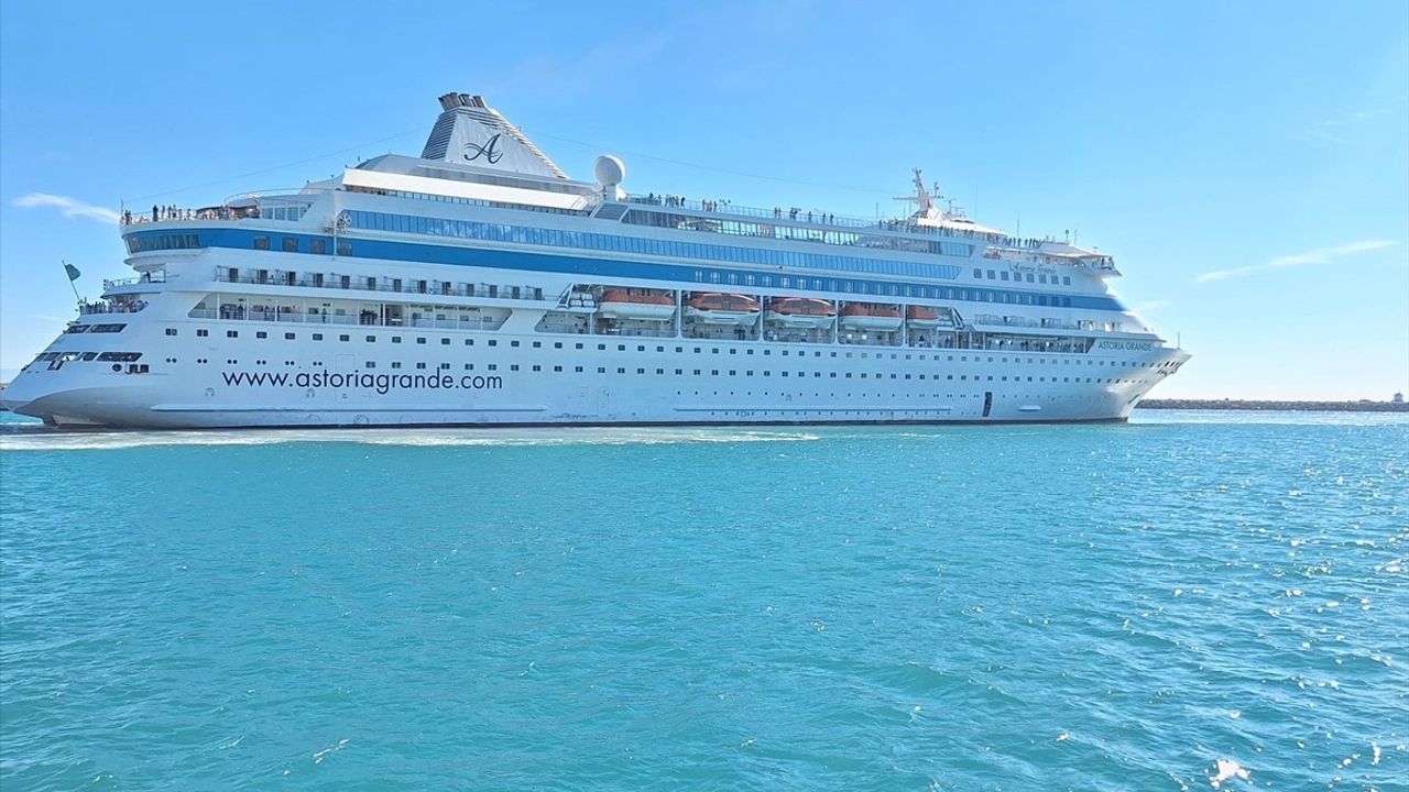 Antalya'yı Ziyaret Eden Astoria Grande Kruvaziyeri