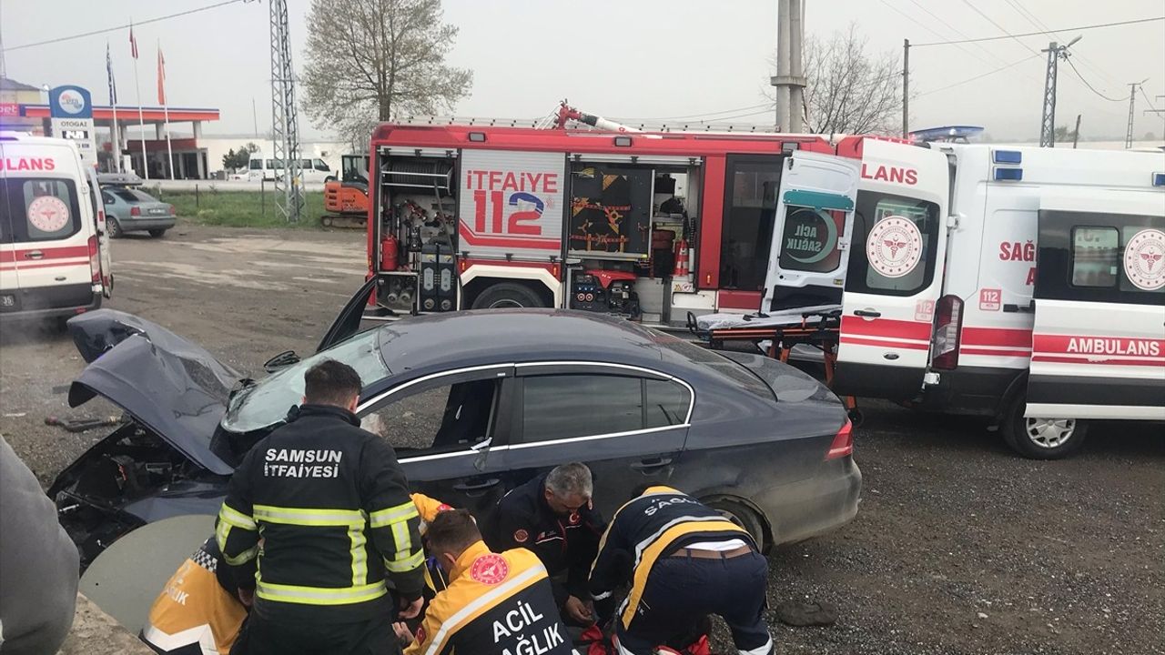 Bafra'da Kaldırıma Çarpan Otomobilde İki Yaralı