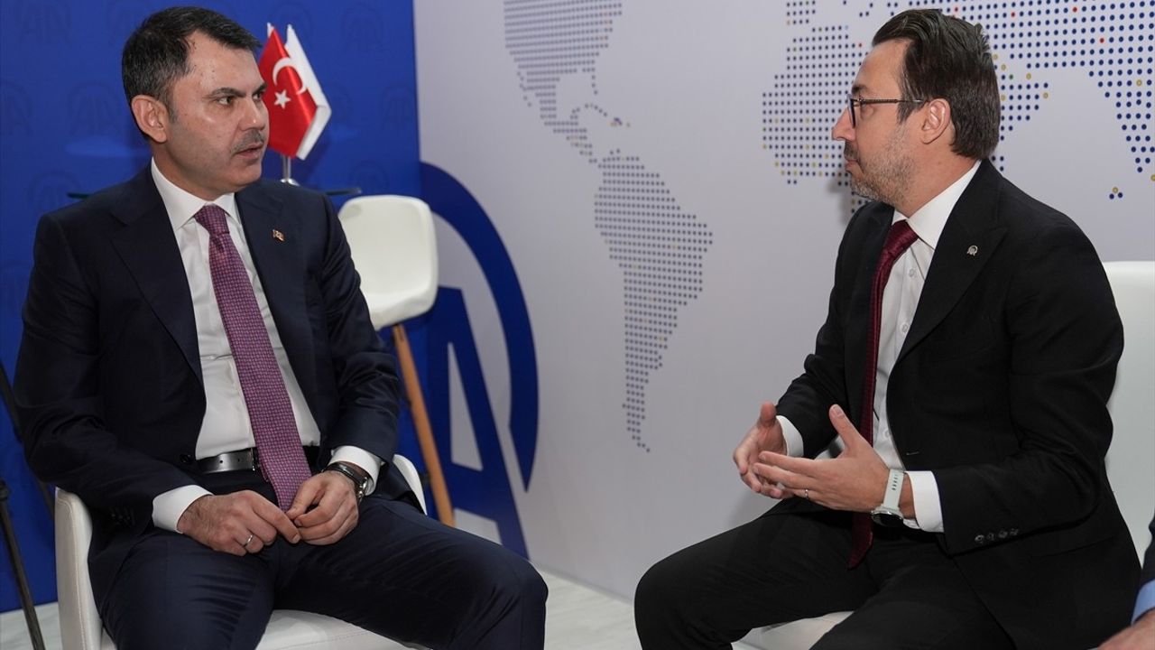 Bakan Kurum Antalya Diplomasi Forumu'nda Anadolu Ajansı Standını Gezdi