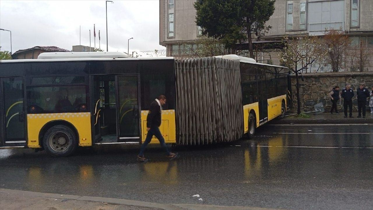 Başakşehir'de İETT Otobüsü Kaza Yaptı: 5 Yaralı